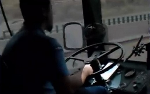 Οδηγός λεωφορείου στο Πόρτλαντ διαβάζει από το Kindle ενώ οδηγεί (video)