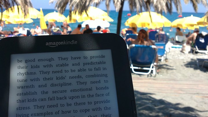 Με τα Kindle στις παραλίες – φωτό